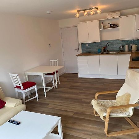 Adorable One-Bedroom Flat With Patio Garden. Southwick  المظهر الخارجي الصورة
