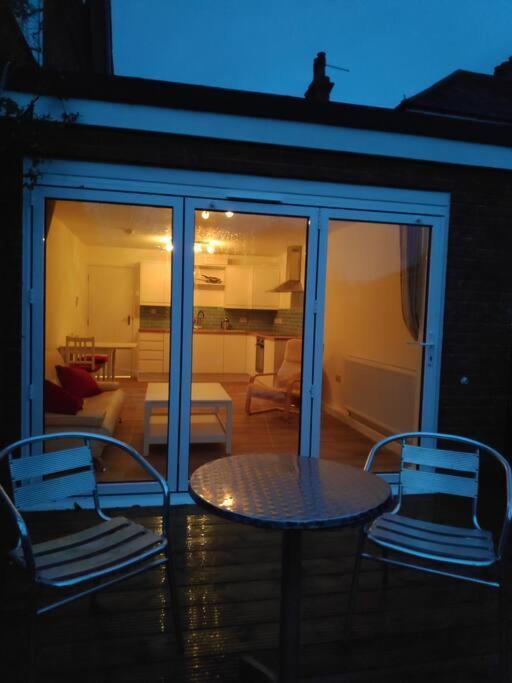 Adorable One-Bedroom Flat With Patio Garden. Southwick  المظهر الخارجي الصورة