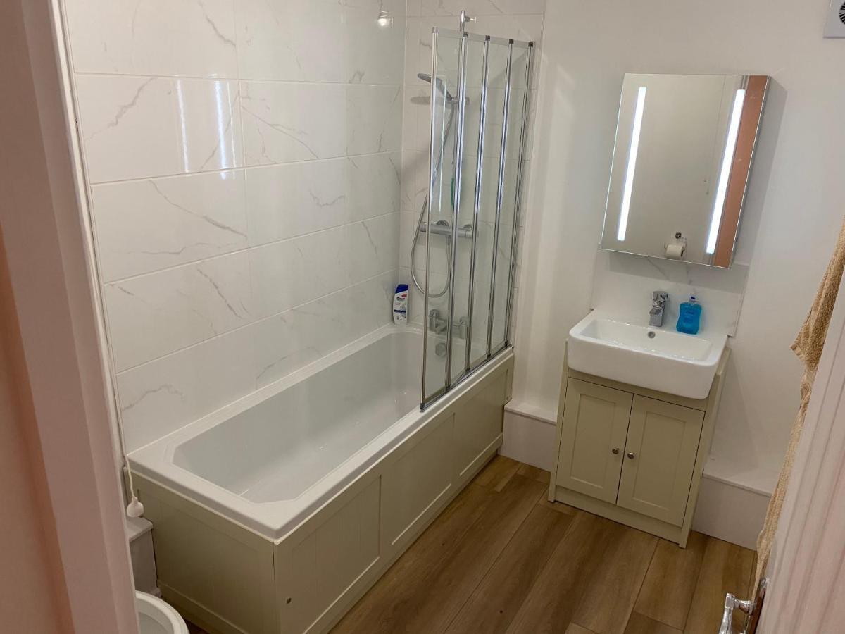 Adorable One-Bedroom Flat With Patio Garden. Southwick  المظهر الخارجي الصورة