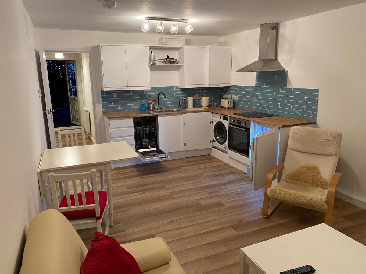 Adorable One-Bedroom Flat With Patio Garden. Southwick  المظهر الخارجي الصورة