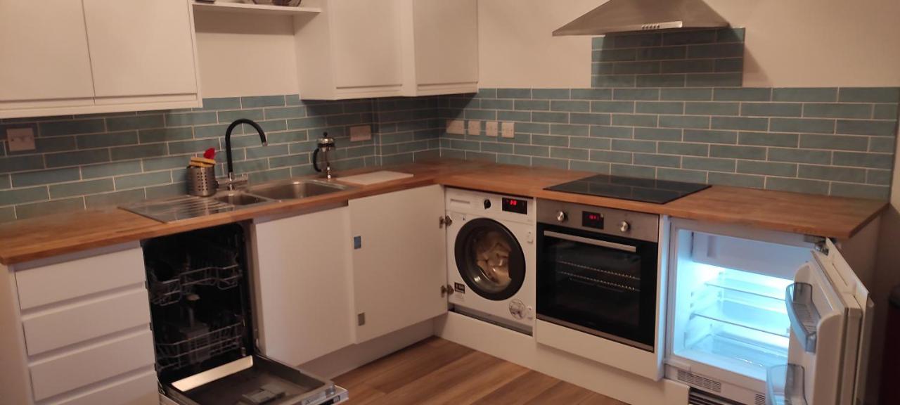 Adorable One-Bedroom Flat With Patio Garden. Southwick  المظهر الخارجي الصورة