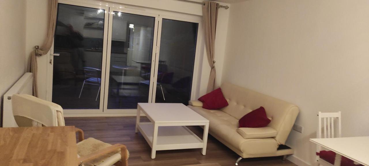 Adorable One-Bedroom Flat With Patio Garden. Southwick  المظهر الخارجي الصورة