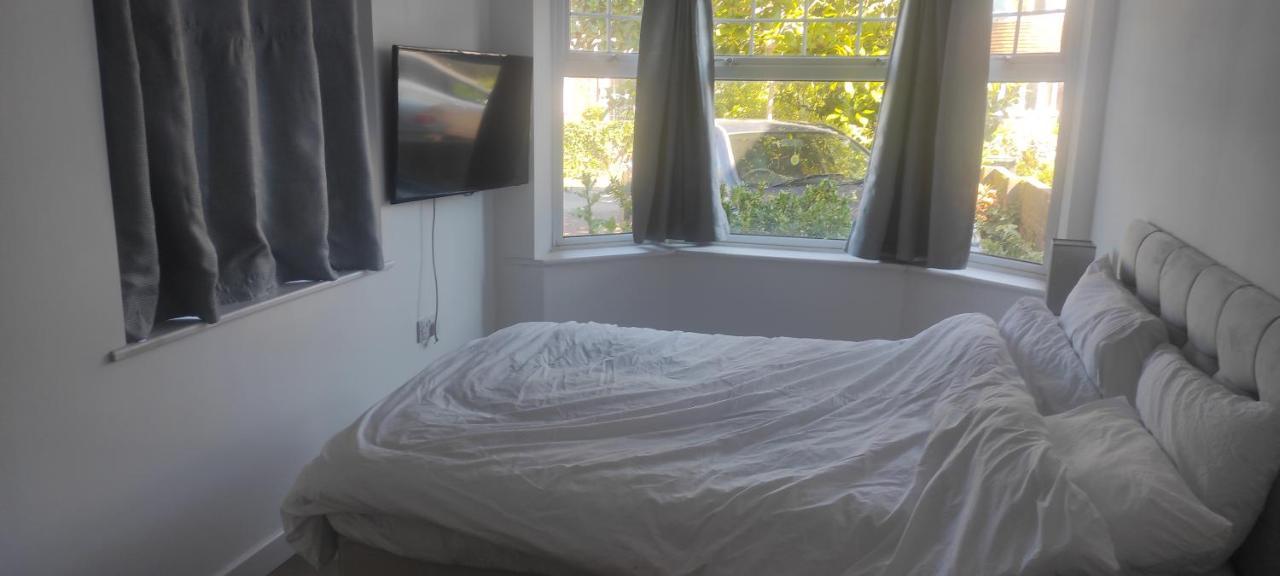 Adorable One-Bedroom Flat With Patio Garden. Southwick  المظهر الخارجي الصورة